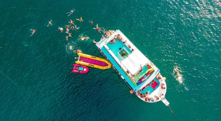 La patronal del ocio nocturno de Ibiza exige "más inspecciones y sanciones" contra los 'party boats'
