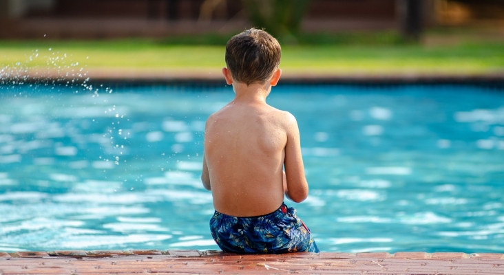 Imagen ilustrativa de niño en piscina