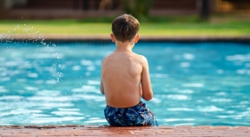 Imagen ilustrativa de niño en piscina