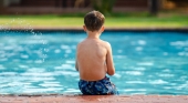 Imagen ilustrativa de niño en piscina