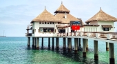 Ejemplo de hotel de palafitos, como el que la Semarnat ha bloqueado en Holbox (México).