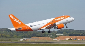 Avión de la aerolínea 'low cost' británica en el momento del despegue| Foto: easyJet