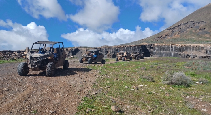 Lanzarote sanciona a seis buggies por circular fuera de los caminos autorizados en un espacio protegido