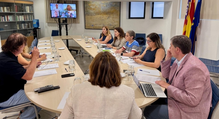 Reunión entre el Govern, representantes del sector del taxi y distintas administraciones.