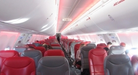 Interior de un avión de Jet2 | Foto Kolforn (Wikimedia)