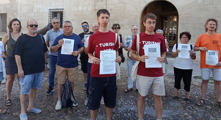 Miembros de la agrupación 'Menys Turisme, Més Vida'