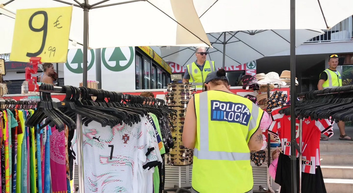 Macrooperación policial contra la venta de artículos falsificados en el epicentro turístico de Palma (Mallorca)| Foto: Ayuntamiento de Palma