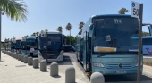 Varios vehículos de transporte discrecional estacionados a la espera de recoger pasaje en Tenerife Sur. | Foto: Ashotel