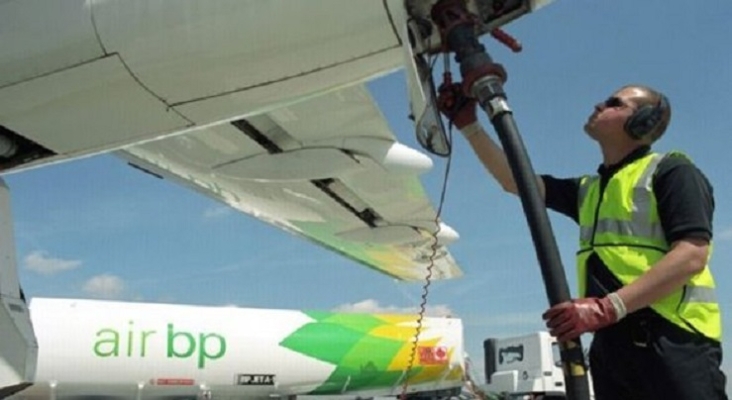 Repostaje de combustible en un aeropuerto