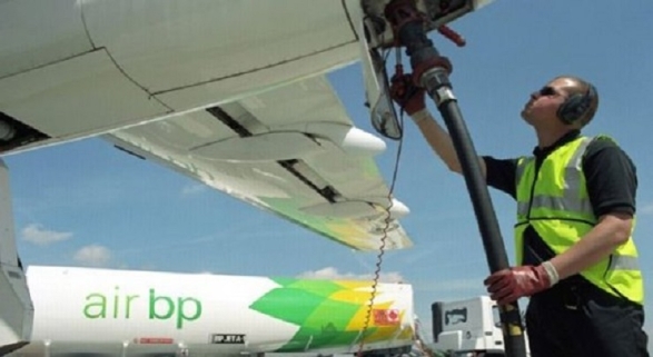 Repostaje de combustible en un aeropuerto