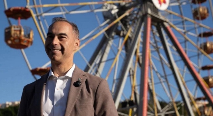Juan Antonio Lara, alcalde de Benalmádena frente a una de las atracciones del Tívoli