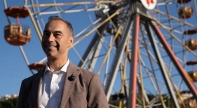 Juan Antonio Lara, alcalde de Benalmádena frente a una de las atracciones del Tívoli