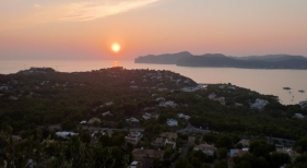 Calvià (Mallorca) cerrará sus miradores durante el eclipse y concentrará a residentes y turistas en la playa de Santa Ponça Calvià (Mallorca) cerrará sus miradores durante el eclipse y concentrará a residentes y turistas en la playa de Santa Ponça