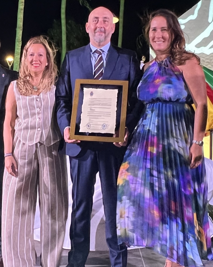 Germán Belmonte con sus dos madrinas, Rosa Dávila, presidenta del Cabildo de Tenerife y Lola García, presidenta del Cabildo de Fuerteventura Germán Belmonte con sus dos madrinas, Rosa Dávila, presidenta del Cabildo de Tenerife y Lola García, presidenta del Cabildo de Fuerteventura