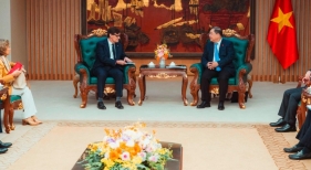 Salvador Illa, presidente de la Generalitat de Cataluña, y Pham Gia Tuc, viceprimer ministro de Vietnam