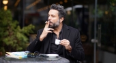 Hombre fumando en terraza