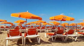 Hamacas con sombrillas en la playa de Maspalomas (Gran Canaria)