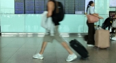 Pasajero en Terminal 1 del aeropuerto del Prat