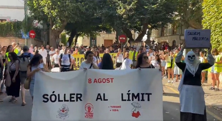Los mallorquines dedican las vacaciones a manifestarse contra la masificación turística: 2.500 personas se movilizan en Sóller| Foto: Menys Turisme, Més Vida