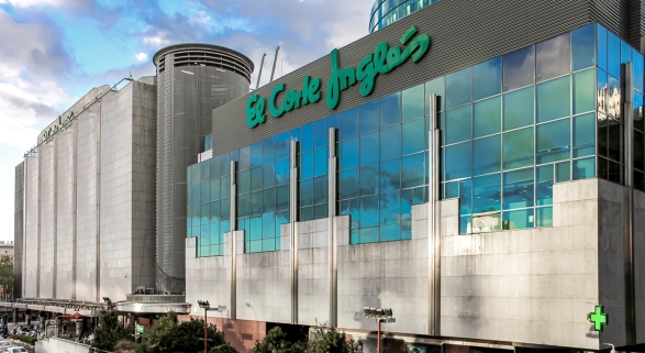  Fachada del centro comercial de El Corte Inglés del Paseo de la Castellana de Madrid | Foto: Luis García (Zaqarbal) (CC BY-SA 3.0 ES)