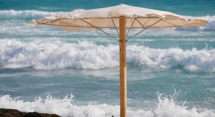 Formentera reclama al Govern de Baleares revisar el veto a parte de las hamacas y sombrillas en las playas
