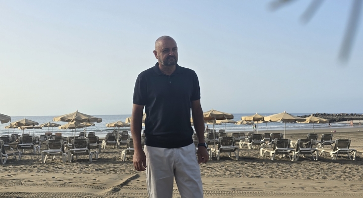 Carlos Álamo durante su visita a las playas de San Bartolomé de Tirajana.