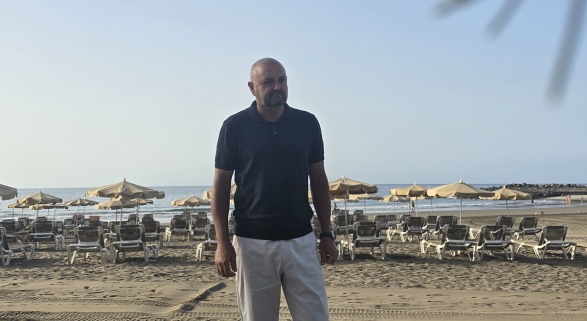 Carlos Álamo durante su visita a las playas de San Bartolomé de Tirajana.