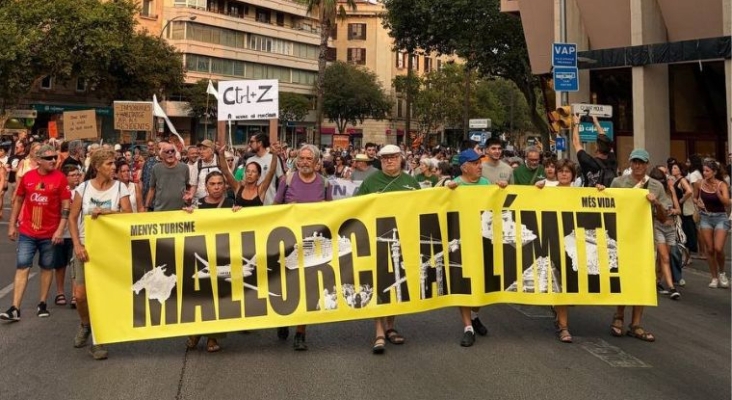 Mallorca sigue en protesta contra el turismo masivo: aparecen nuevas pintadas en la carretera de la Serra