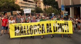 Mallorca sigue en protesta contra el turismo masivo: aparecen nuevas pintadas en la carretera de la Serra Mallorca sigue en protesta contra el turismo masivo: aparecen nuevas pintadas en la carretera de la Serra