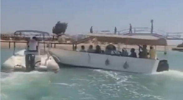 Choque entre embaración de turistas y lancha con el personal de seguridad en la playa de Zeytouna Choque entre embaración de turistas y lancha con el personal de seguridad en la playa de Zeytouna