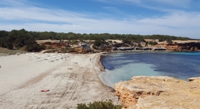 Cala Saona (Formentera) durante la temporada de invierno. | Foto: Formesar (CC BY-SA 4.0) Cala Saona (Formentera) durante la temporada de invierno. | Foto: Formesar (CC BY-SA 4.0)
