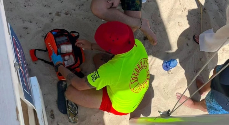 Un socorrista de Calviá (Mallorca) haciendo curas en plena arena.