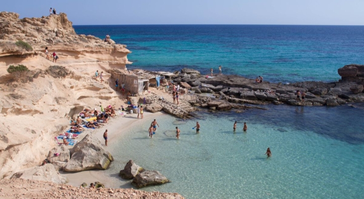 El Govern de Baleares cede a las alegaciones del Consell y autoriza hamacas y sombrillas en las playas de Formentera
