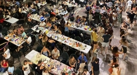 La última 'cena a la gresca' contra el turismo masivo reúne a 600 'comensales' en las calles de Palma (Mallorca)