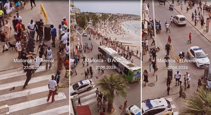 Unos 40 vendedores ambulantes se enfrentan a la Policía ante la mirada de los turistas en Playa de Palma (Mallorca)