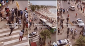 Unos 40 vendedores ambulantes se enfrentan a la Policía ante la mirada de los turistas en Playa de Palma (Mallorca)