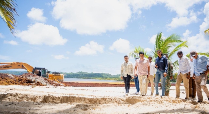 David Collado presume de "respuesta inmediata" 10 días después de la invasión de sargazo en Las Galeras (R. Dominicana)