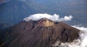 La erupción de un volcán obliga a cancelar decenas de vuelos en Bali