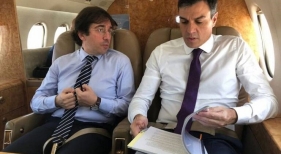 El ministro José Manuel Albares con el presidente Pedro Sánchez en un viaje oficial | Moncloa