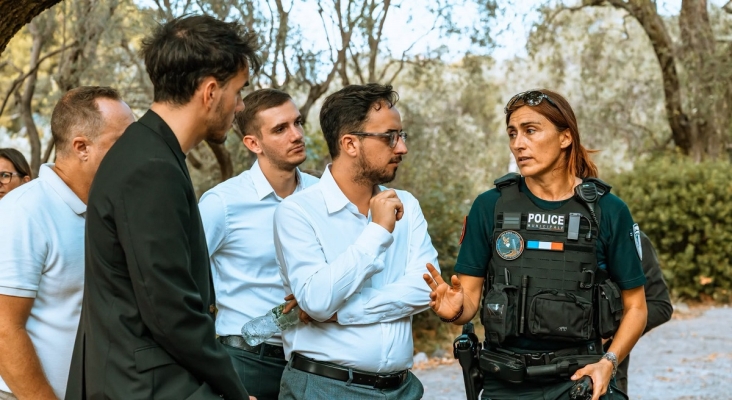 El alcalde de  Cagnes sur Mer junto a agente de la Policía