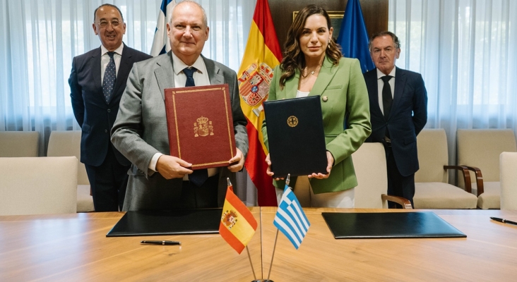 Hereu y Kefalogianni durante la firma del memorando