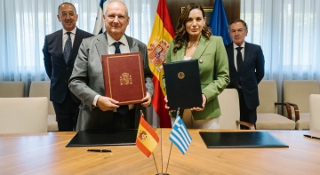 Hereu y Kefalogianni durante la firma del memorando