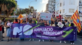 Unas 5.000 personas se manifiestan en Ibiza contra la ampliación del aeropuerto | Foto: GEN-GOB Ibiza