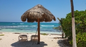 Turistas de Riviera Maya (México) denuncian posibles ilegalidades en el alquiler de sombrillas ante los desorbitados precios
