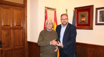 Ángel Texeira Brasero recibiendo un reconocimiento de Antonio Rodríguez Osuna, alcalde de Mérida|Foto: Ayuntamiento de Mérida