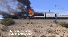 Convoy incendiado Foto Bomberos de la Diputación de Zaragoza