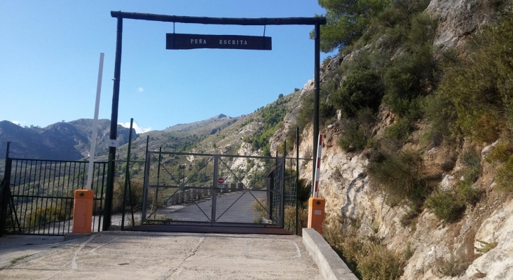 Entrada a las instalaciones