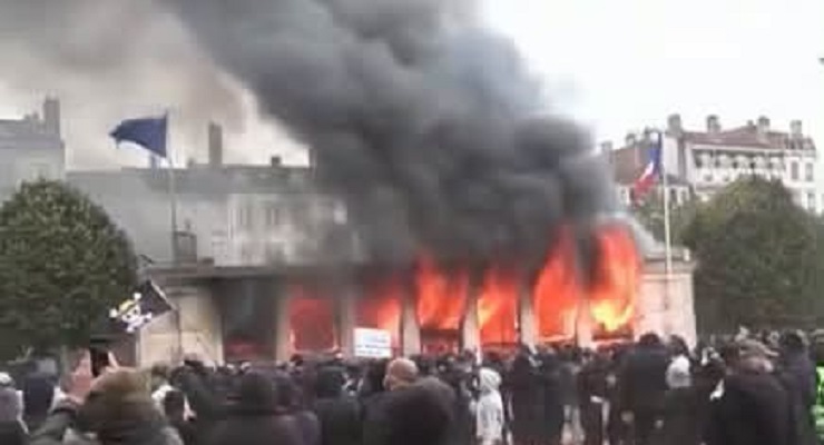 Arde la oficina de turismo de Lyon
