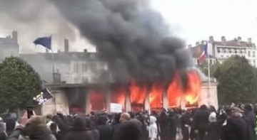 Arde la oficina de turismo de Lyon
