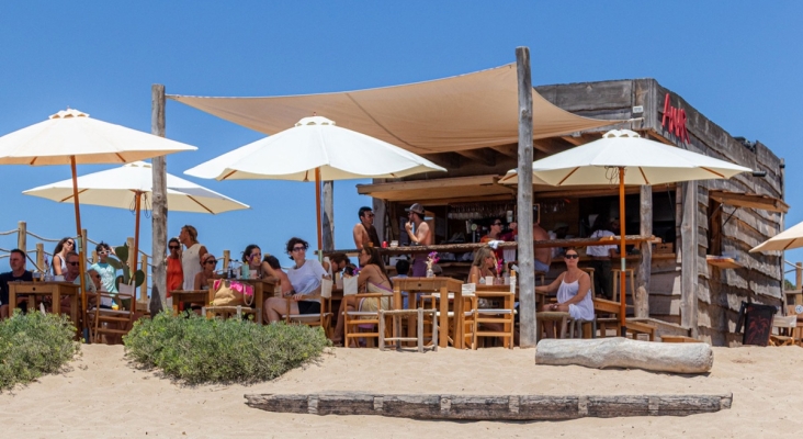 Formentera vuelve a la carga para evitar el desmontaje en invierno de sus ocho chiringuitos